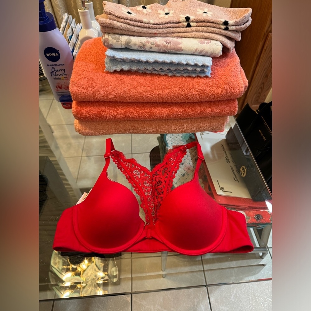 Red lace Victoria’s Secret bra, 34B very good condition like new